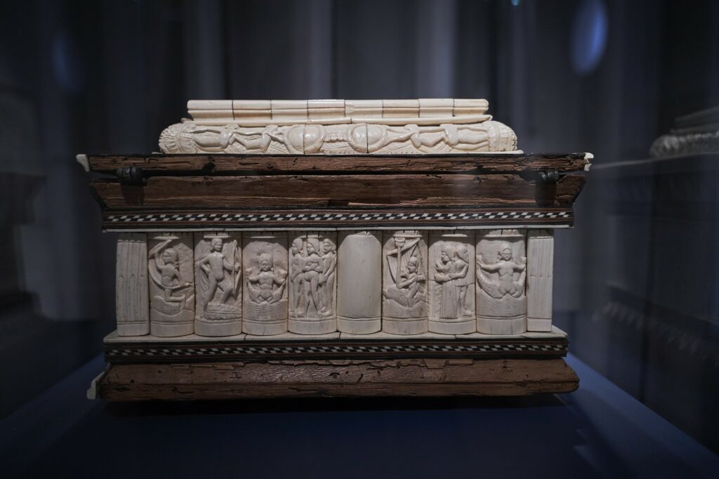 Cofanetto rettangolare decorato con placchette raffiguranti la “Storia di Paride”